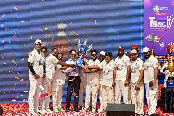 दिल्ली में टीबी मुक्त भारत के लिए सांसदों और पुलिस अधिकारियों के बीच क्रिकेट मैच