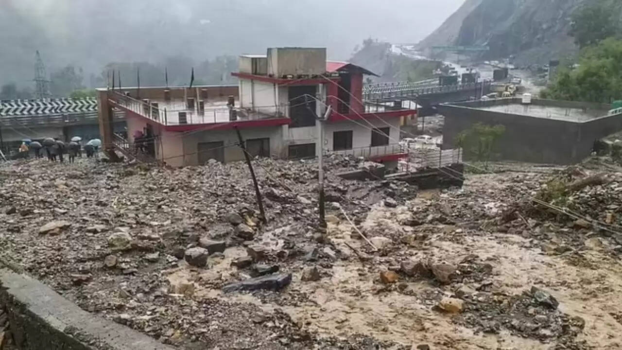 जम्मू-कश्मीर में बादल फटने से आई बाढ़, चार की मौत