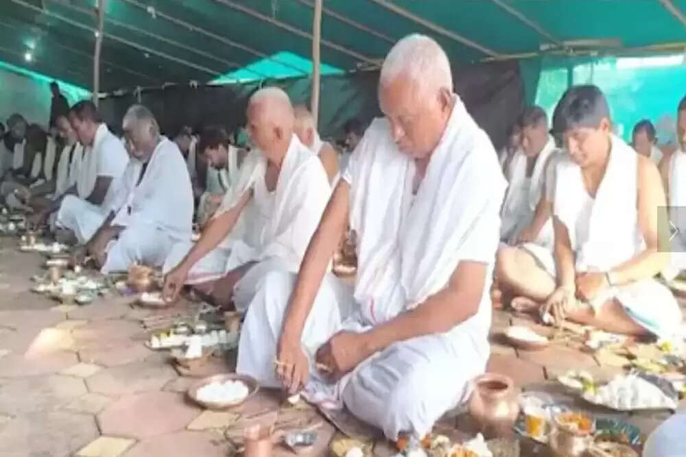 पितृ पक्ष के दौरान त्र्यंबकेश्वर मंदिर में श्रद्धालुओं की भीड़