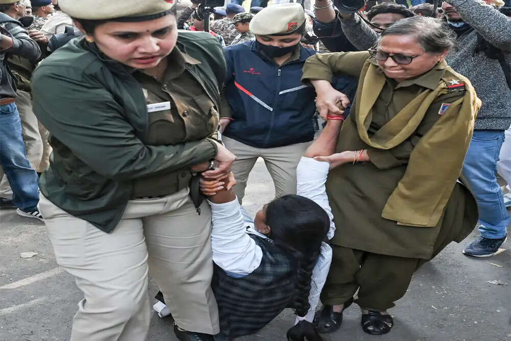 दिल्ली पुलिस का यूथ कांग्रेस के प्रदर्शन पर सख्त रुख