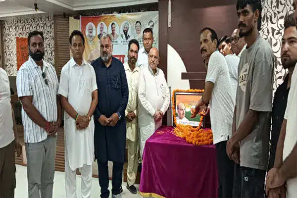 पूर्व सांसद अविनाश राय खन्ना ने डॉ. श्यामा प्रसाद मुखर्जी को श्रद्धांजलि अर्पित की