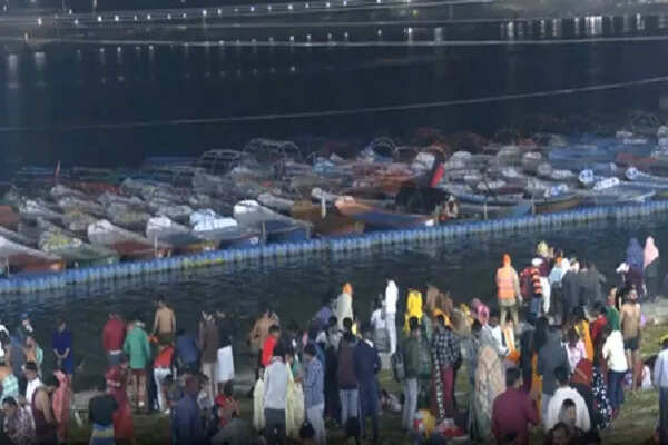 मकर संक्रांति पर श्रद्धालुओं का उमड़ा सैलाब, धार्मिक स्थलों पर पवित्र स्नान