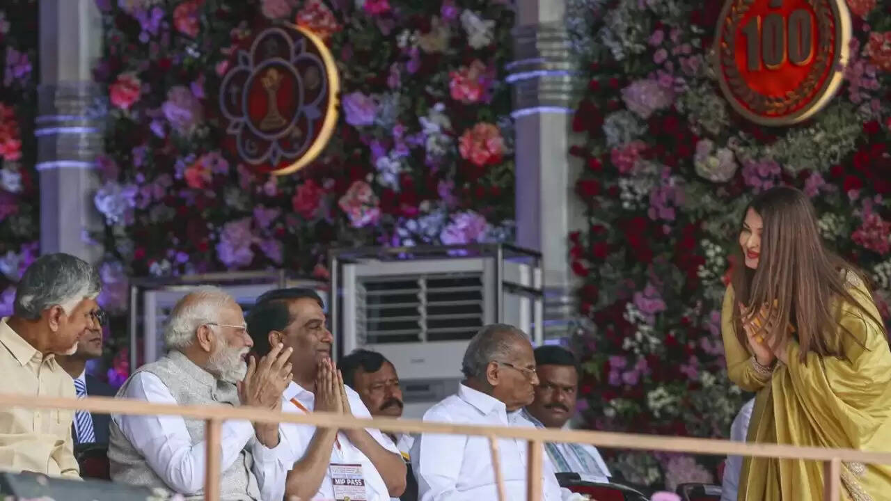 ऐश्वर्या राय का पीएम मोदी को सम्मान: सत्य साईं बाबा के जन्मशताब्दी समारोह में दिल छू लेने वाला पल