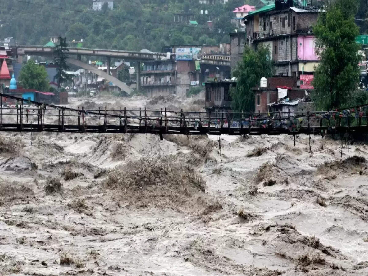 हिमाचल प्रदेश में बारिश से उत्पन्न संकट: सड़कें बंद और राहत कार्य जारी