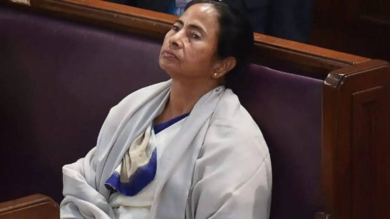 पश्चिम बंगाल में तृणमूल कांग्रेस के अंदरूनी संकट पर ममता बनर्जी की सक्रियता