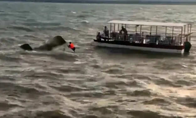 जबलपुर में पर्यटकों से भरा क्रूज डूबा, चार शव बरामद, 18 लोग लापता