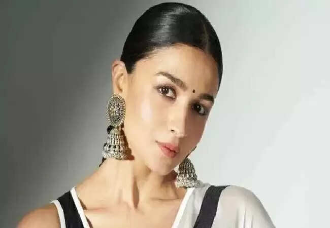 आलिया भट्ट के पूर्व मैनेजर पर लाखों की धोखाधड़ी का आरोप