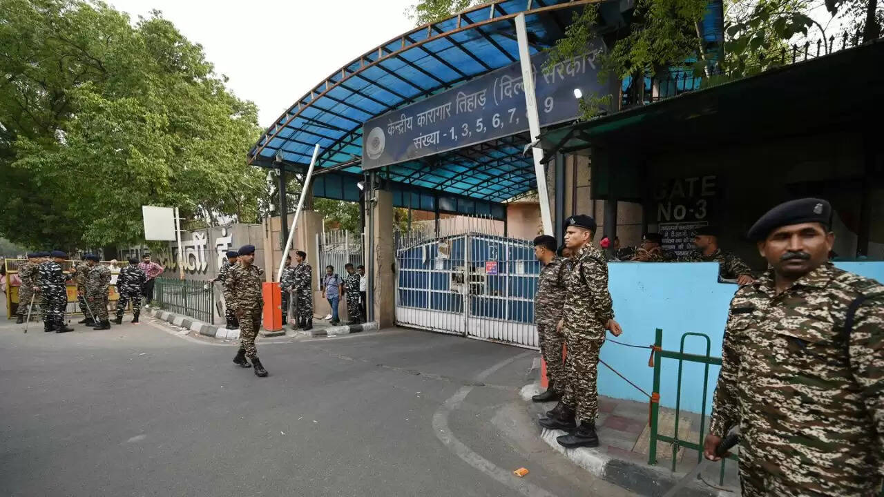 दिल्ली के कुख्यात सीरियल किलर सोहराब की पैरोल पर फरारी