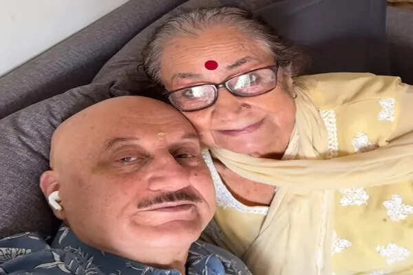 अनुपम खेर का दिल छू लेने वाला वीडियो: मां और भाई के साथ मजेदार बातचीत
