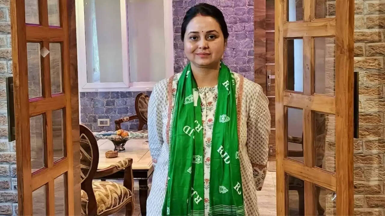 बिहार चुनाव 2025: डिप्टी सीएम विजय सिन्हा की वोटर आईडी पर उठे सवाल, विपक्ष ने चुनाव आयोग को घेरा