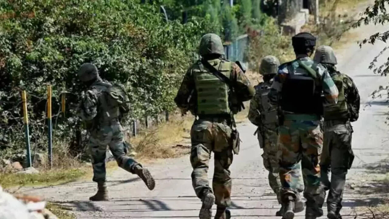 Kulgam Encounter: आतंकियों के खिलाफ ऑपरेशन में एक जवान घायल, दो ढेर