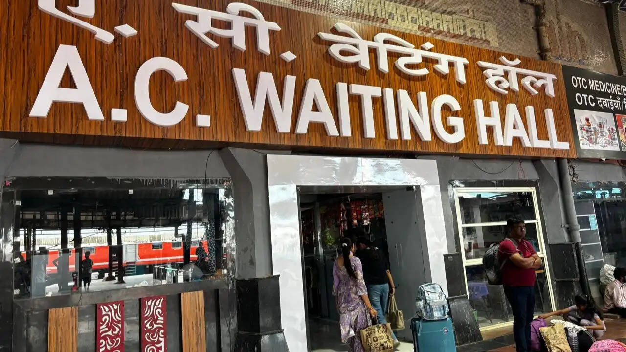 दिल्ली रेलवे स्टेशन पर बिजली संकट: यात्रियों को गर्मी में मिली कठिनाई