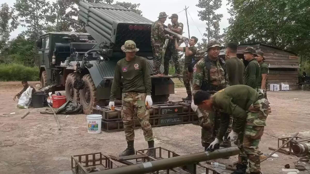थाईलैंड और कंबोडिया के बीच युद्ध: अमेरिका और चीन की मध्यस्थता की पेशकश