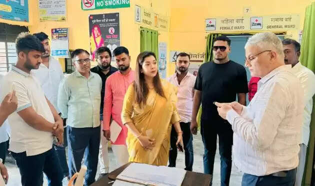 डॉ. प्रियंका मौर्य ने आजमगढ़ के प्राथमिक स्वास्थ्य केंद्र का किया निरीक्षण