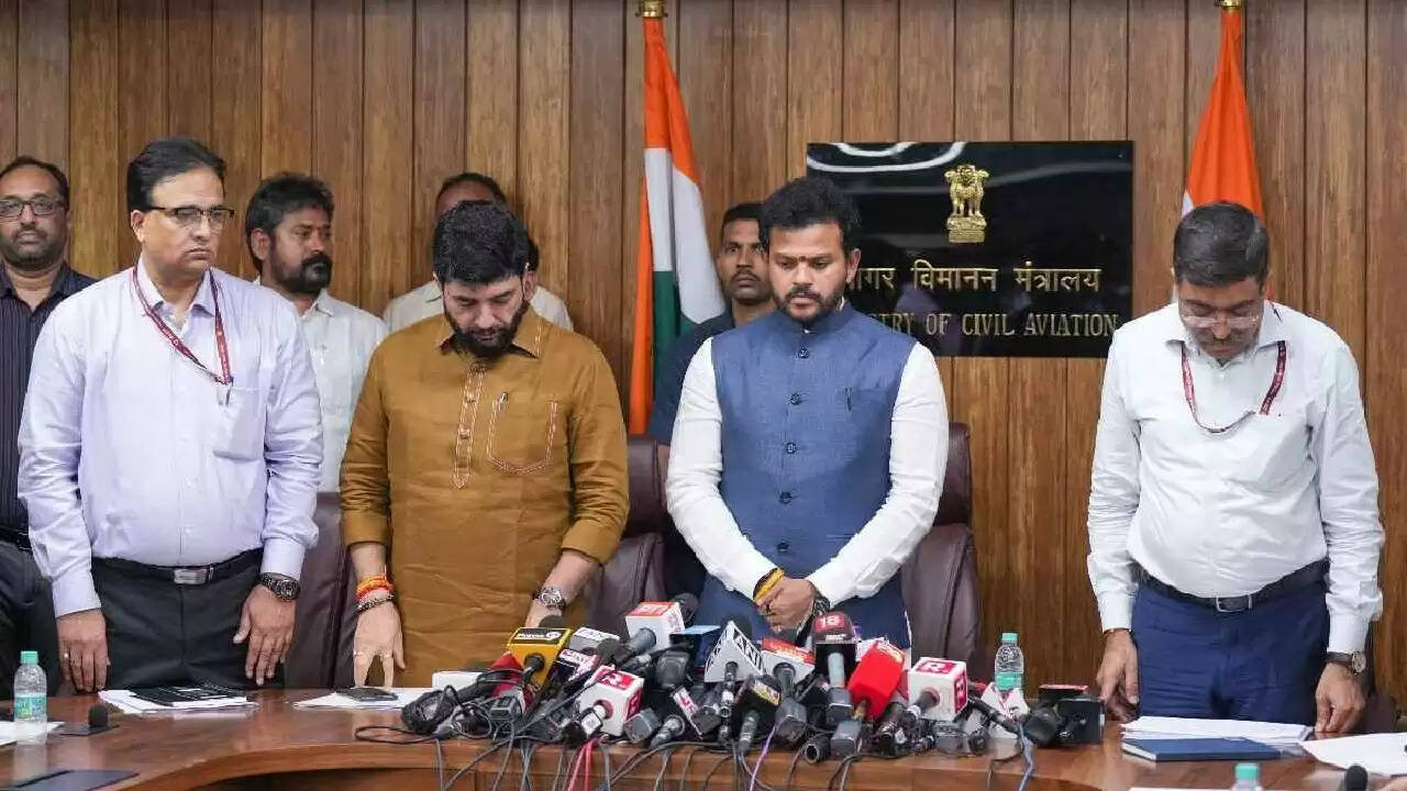 एयर इंडिया विमान दुर्घटना: पायलट ने भेजा मेडे कॉल, 241 की मौत