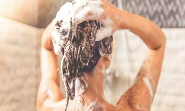बालों में तेल लगाने का सही तरीका: जानें कब करें और कब न करें