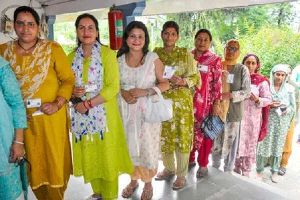 हिमाचल प्रदेश में पंचायत चुनावों का अंतिम चरण, मतदान जारी