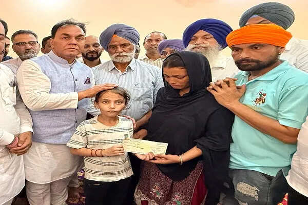 सांसद चब्बेवाल ने पांच वर्षीय बच्चे के परिवार को दी आर्थिक सहायता