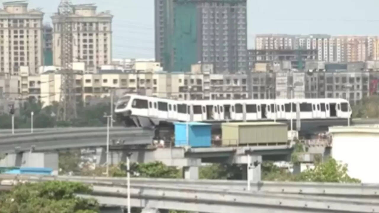 मुंबई में मोनोरेल डिब्बा पटरी से उतरा, कोई यात्री नहीं था
