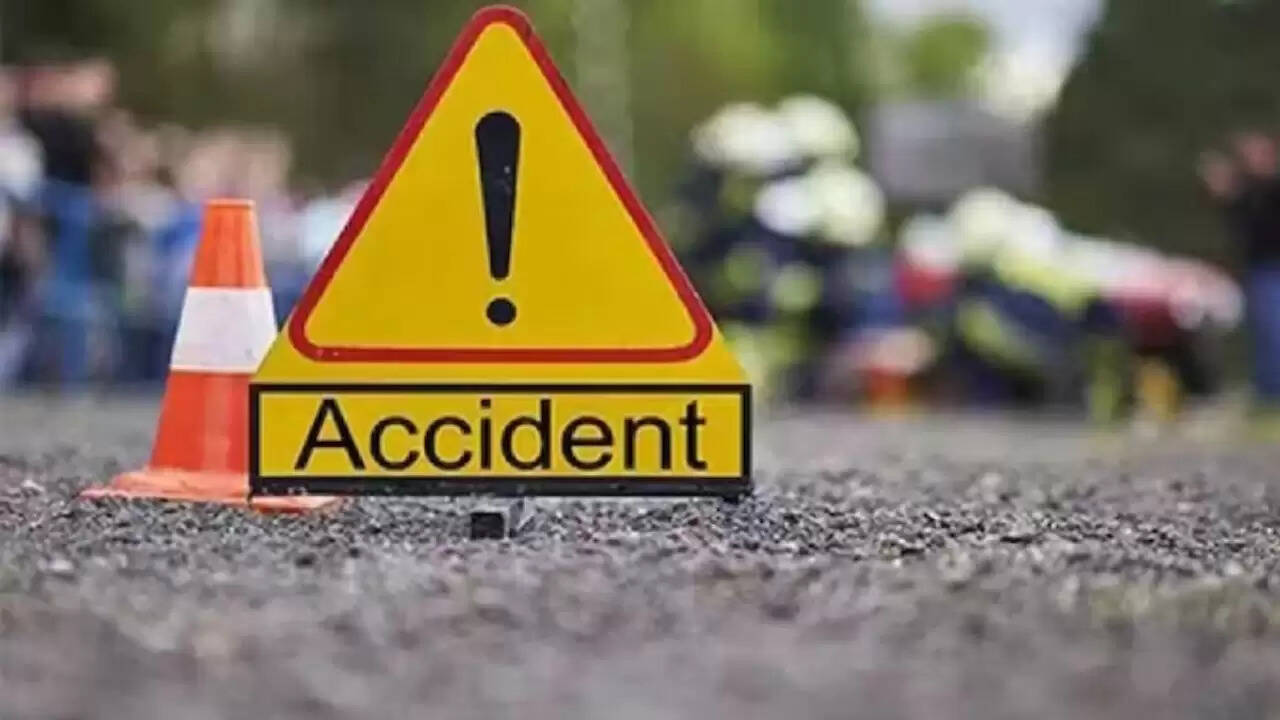 झांसी में सड़क दुर्घटना: मां-बेटी सहित तीन की मौत