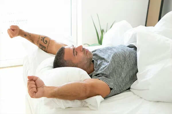 चीन में गद्दे पर लेटे रहने की अनोखी प्रतियोगिता, 23 वर्षीय युवक बना विजेता