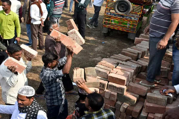 हैदराबाद में बाबरी मस्जिद मेमोरियल का ऐलान, सियासी विवाद बढ़ा