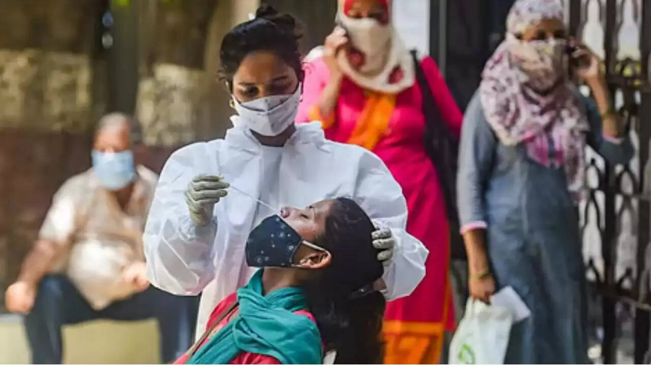 भारत में कोविड-19 मामलों में वृद्धि, 6 लोगों की मौत