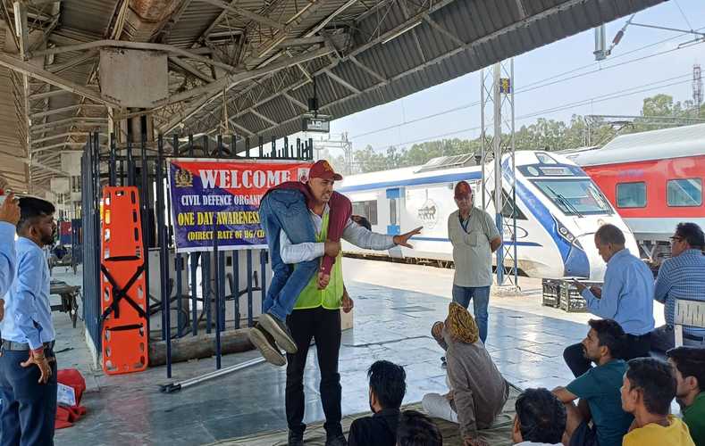 जम्मू रेलवे स्टेशन पर मॉक एक्सरसाइज और प्रदर्शन आयोजित किया गया