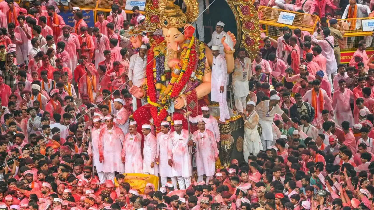 गणेश चतुर्थी विसर्जन में हादसे और चोरी की घटनाएं: सुरक्षा पर सवाल