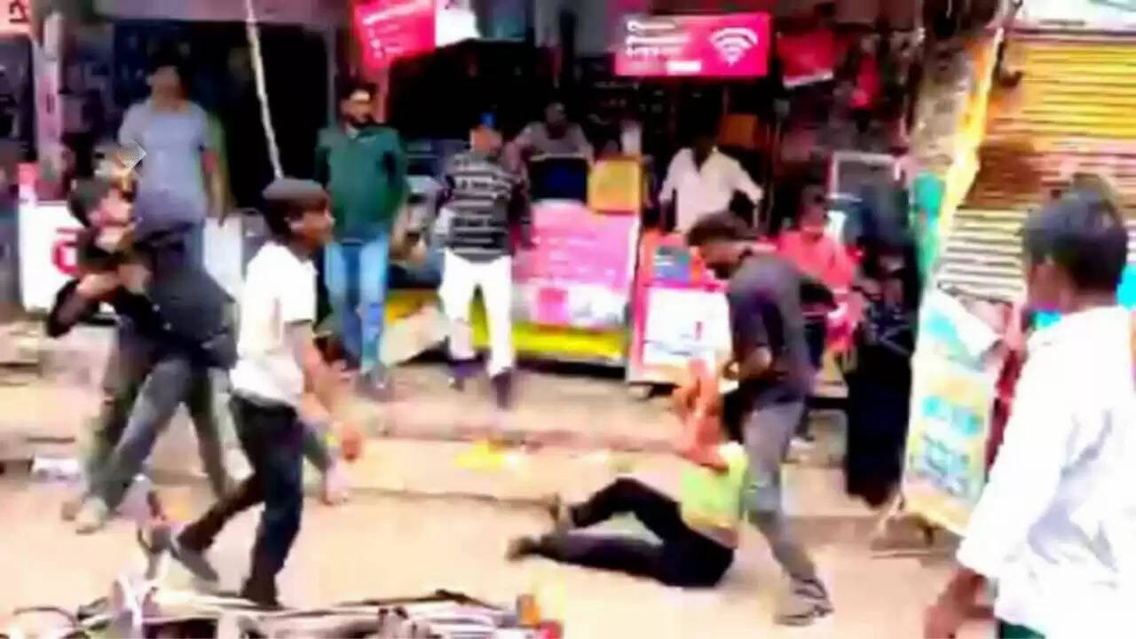हाथरस में भाई ने बहन को प्रेमी के साथ देख गुस्से में किया हमला, वीडियो हुआ वायरल