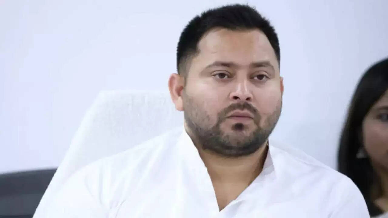 तेजस्वी यादव ने चुनाव आयोग को सौंपा जवाब, दो वोटर आईडी विवाद में नया मोड़
