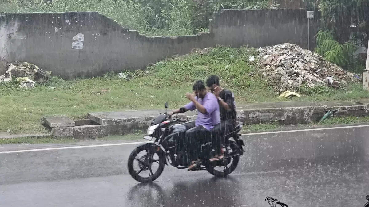 ग्रेटर नोएडा में बारिश से मिली राहत, लेकिन जलभराव की समस्या बनी