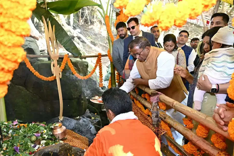 महाशिवरात्रि पर राज्यपाल ने भीमाशंकर मंदिर में की पूजा-अर्चना