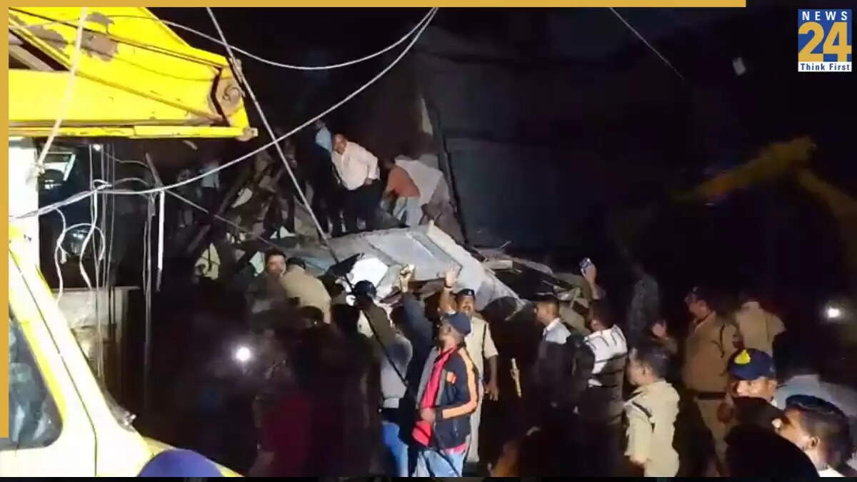 इंदौर में तीन मंजिला बिल्डिंग गिरने से कई लोग फंसे, राहत कार्य जारी