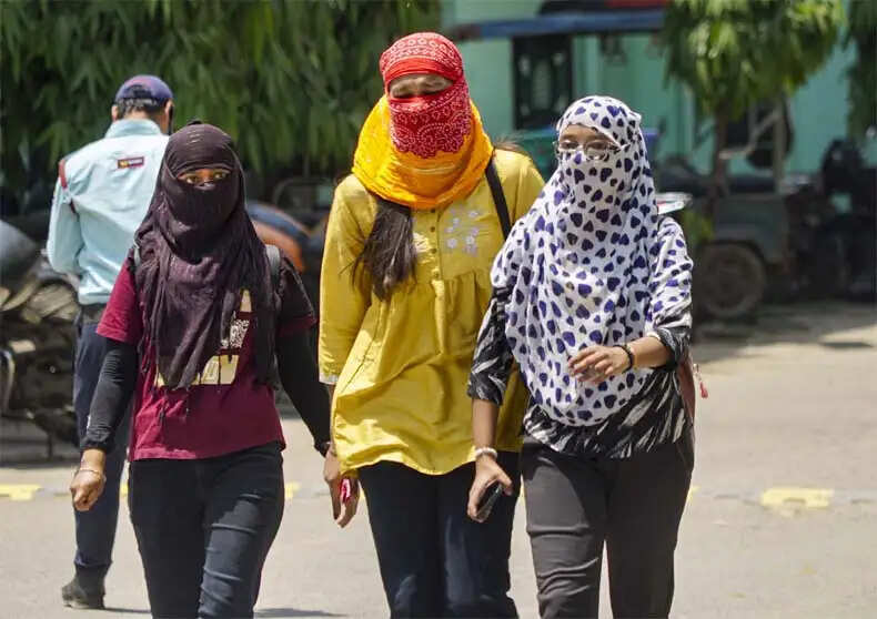 गर्मी की लहर: 10 राज्यों में अगले 7 दिन चलेंगी गर्म हवाएं, हरियाणा में स्कूलों की छुट्टियां संभव