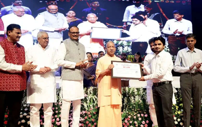 योगी आदित्यनाथ ने 9 लाख नौकरियों का ऐतिहासिक आंकड़ा पार किया