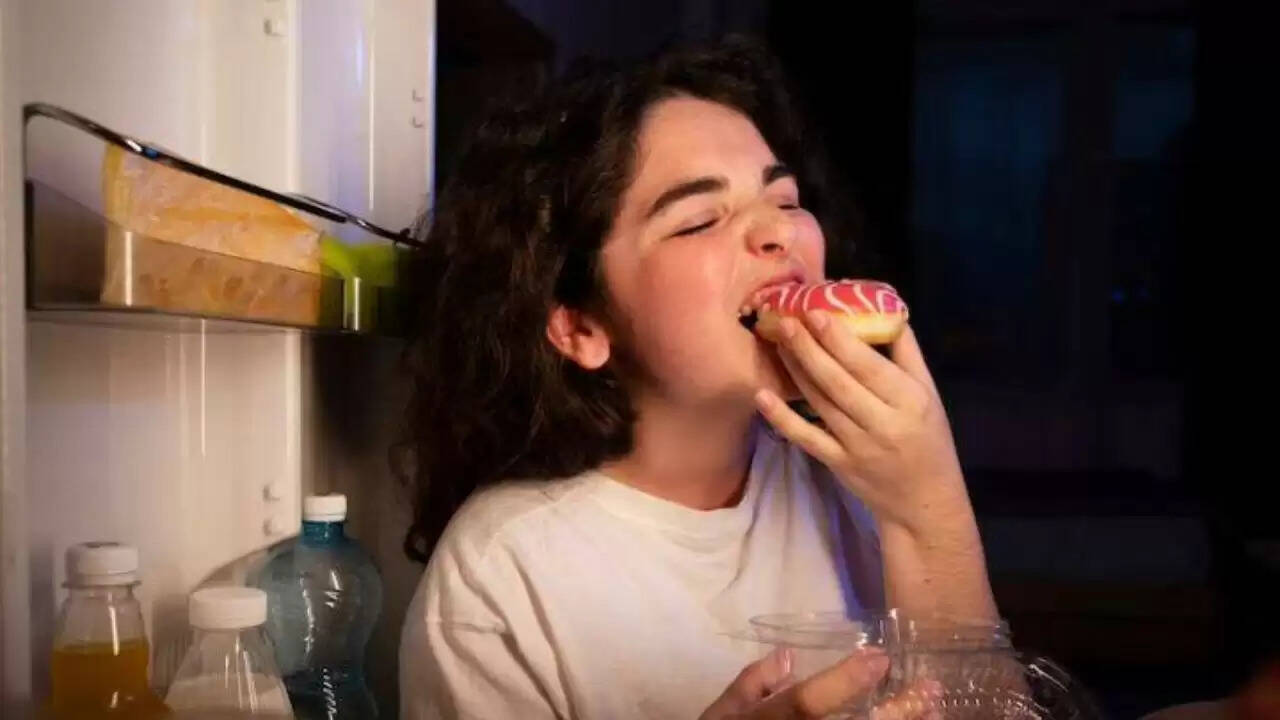 आधी रात की भूख को कैसे करें काबू? जानें हेल्दी स्नैक्स के विकल्प