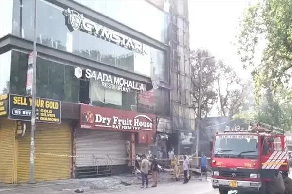 दिल्ली के कालकाजी में रेस्टोरेंट में आग, दमकल ने बचाई बुजुर्ग महिला की जान