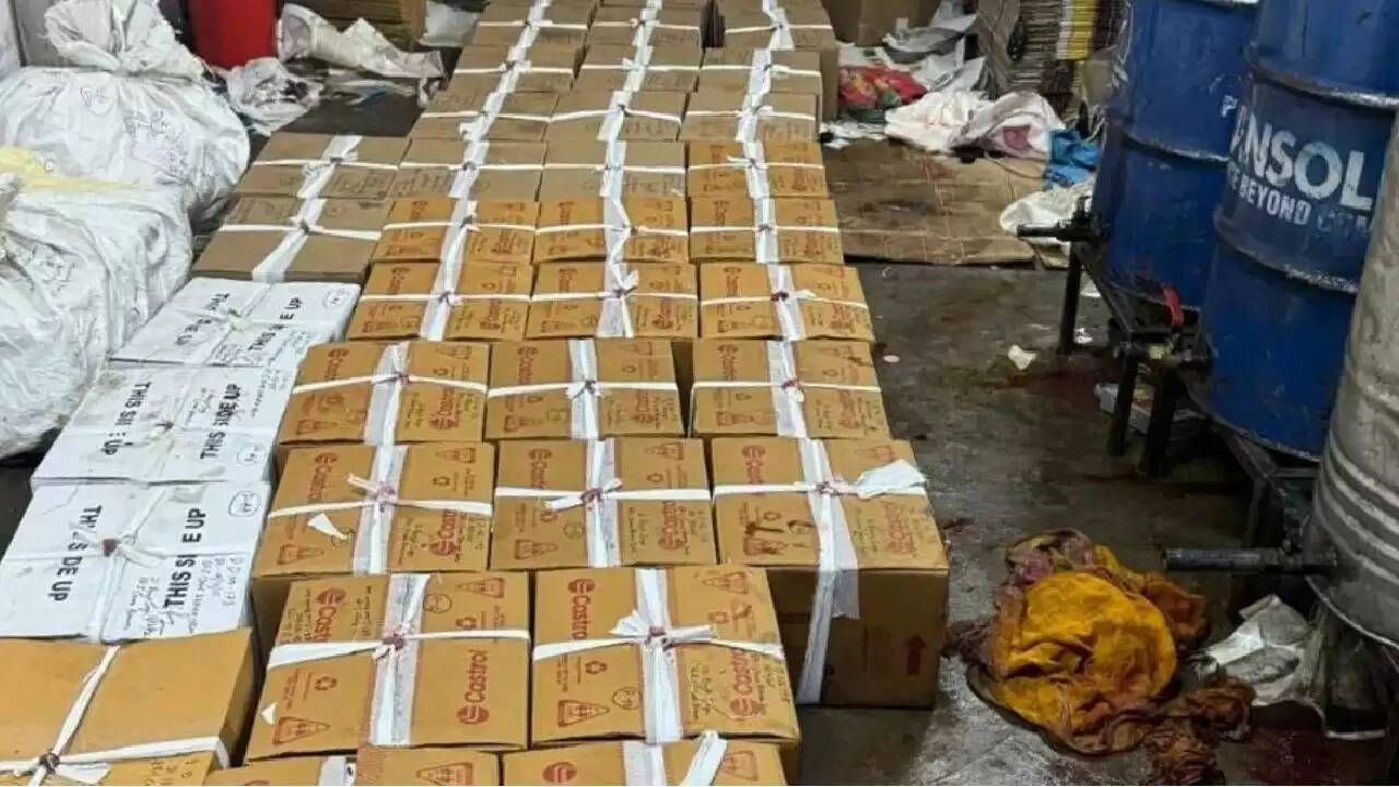 दिल्ली में नकली इंजन ऑयल बेचने वाले गिरोह का भंडाफोड़