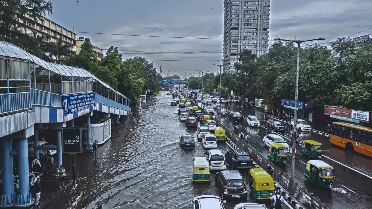 दिल्ली में बारिश ने थमाई रफ्तार: ट्रैफिक जाम और उड़ानों में देरी