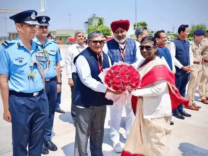 राष्ट्रपति द्रौपदी मुर्मू का चंडीगढ़ एयरपोर्ट पर स्वागत