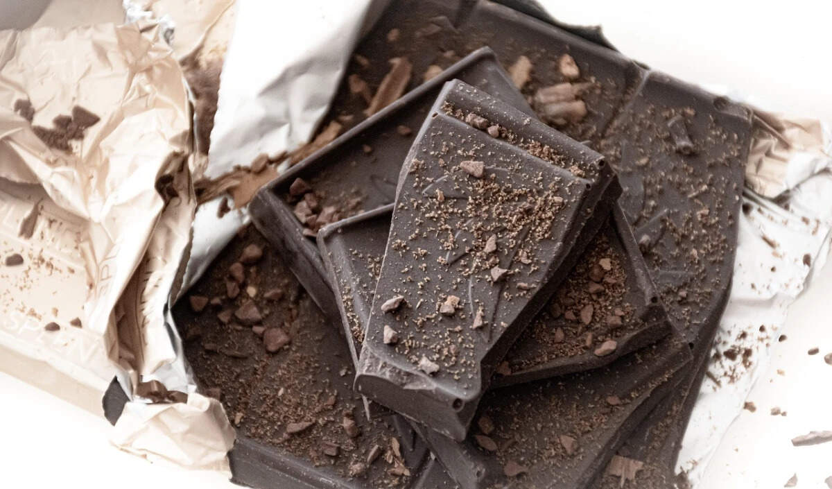 रात में डार्क चॉकलेट खाने के प्रभाव: जानें क्या हैं नुकसान