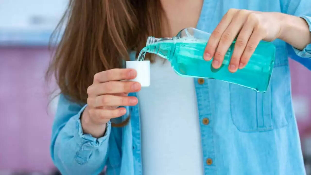 क्या माउथवॉश आपकी सेहत के लिए है हानिकारक? जानें डेंटिस्ट की सलाह