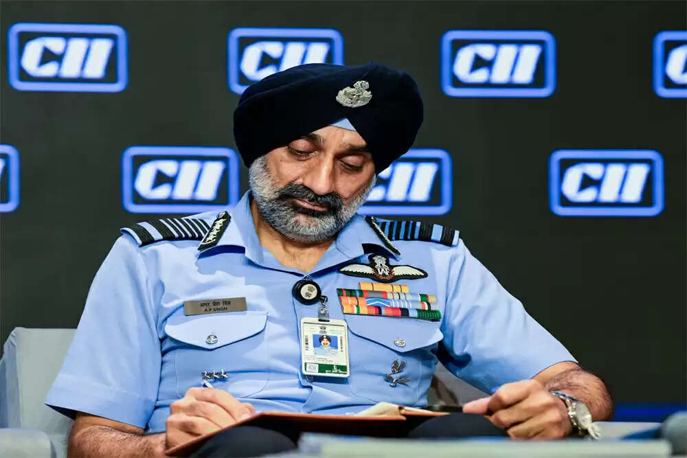 भारतीय वायुसेना प्रमुख का एचएएल पर गंभीर आरोप: रक्षा परियोजनाओं में देरी की समस्या