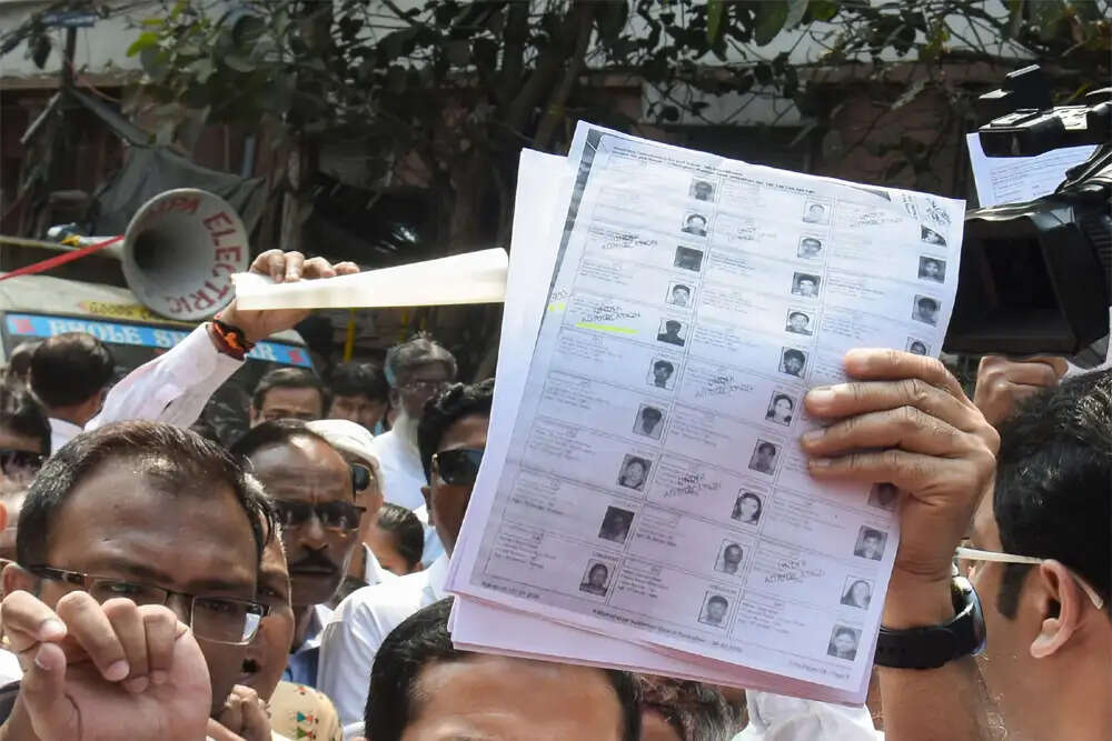 चुनाव आयोग की गड़बड़ियों पर उठे सवाल, पश्चिम बंगाल में मतदाता सूची में समस्याएं