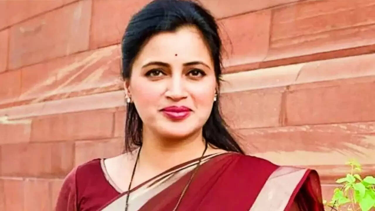 नवनीत राणा का जनसंख्या पर बयान: हिंदू परिवारों को पुनर्विचार की आवश्यकता