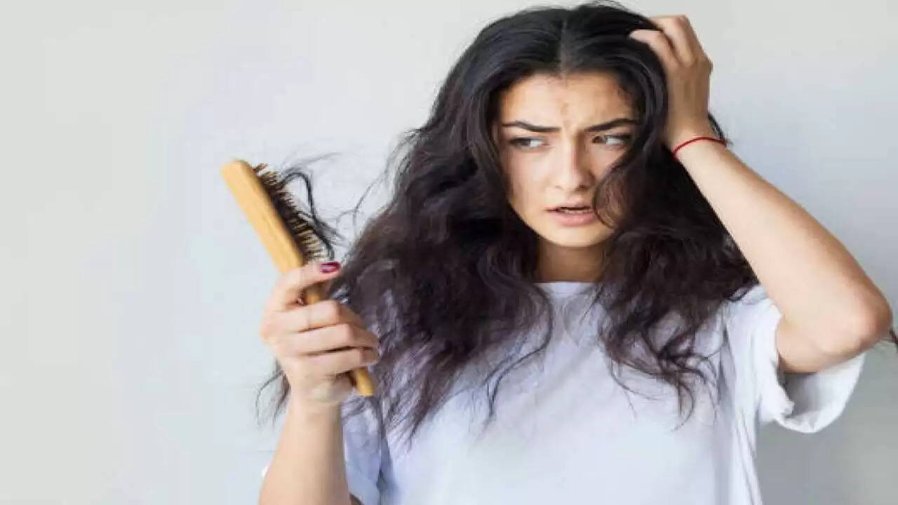 बारिश में बालों की देखभाल: घर पर बनाएं जादुई सीरम
