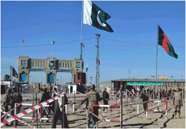 पाकिस्तान और अफगानिस्तान के बीच बढ़ता तनाव: हवाई हमले में 10 की मौत