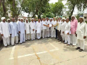 किसानों ने ओलावृष्टि के मुआवजे और नई शर्तों के खिलाफ किया प्रदर्शन