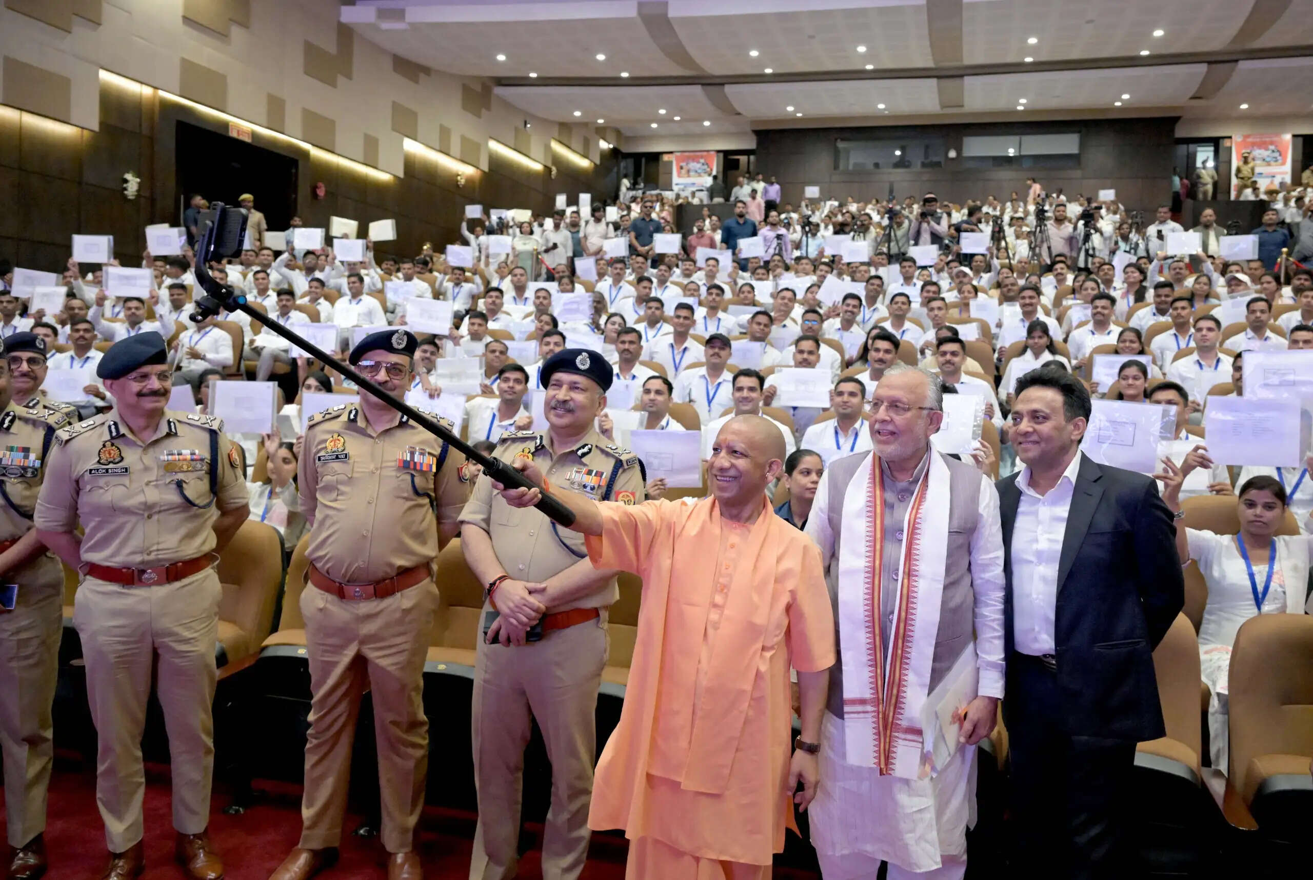 मुख्यमंत्री योगी आदित्यनाथ ने 912 पुलिस भर्ती अभ्यर्थियों को नियुक्ति पत्र सौंपे